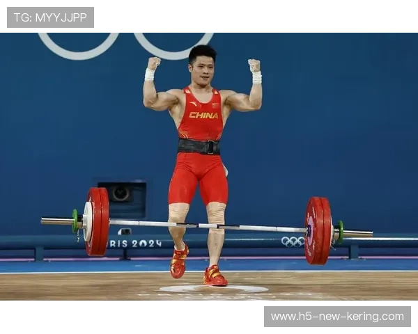 中国举重青年选手在训练中取得体能与技术双重提升